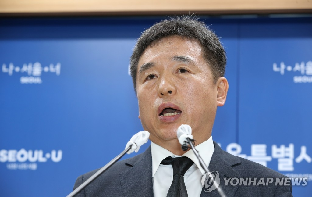 徐正协10日出现在记者会上