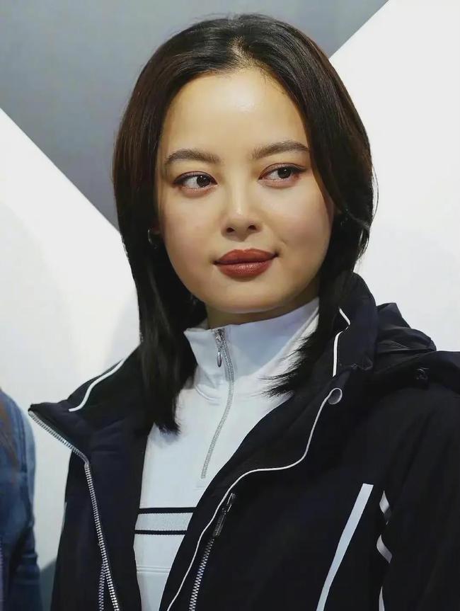 辛芷蕾被全网撒黑图这照片对比现场视频是被加了大头特效吧