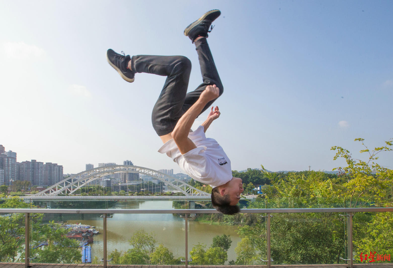 空中漫步360看呆网友小伙老家地里学会翻跟头在跟头届算不上厉害