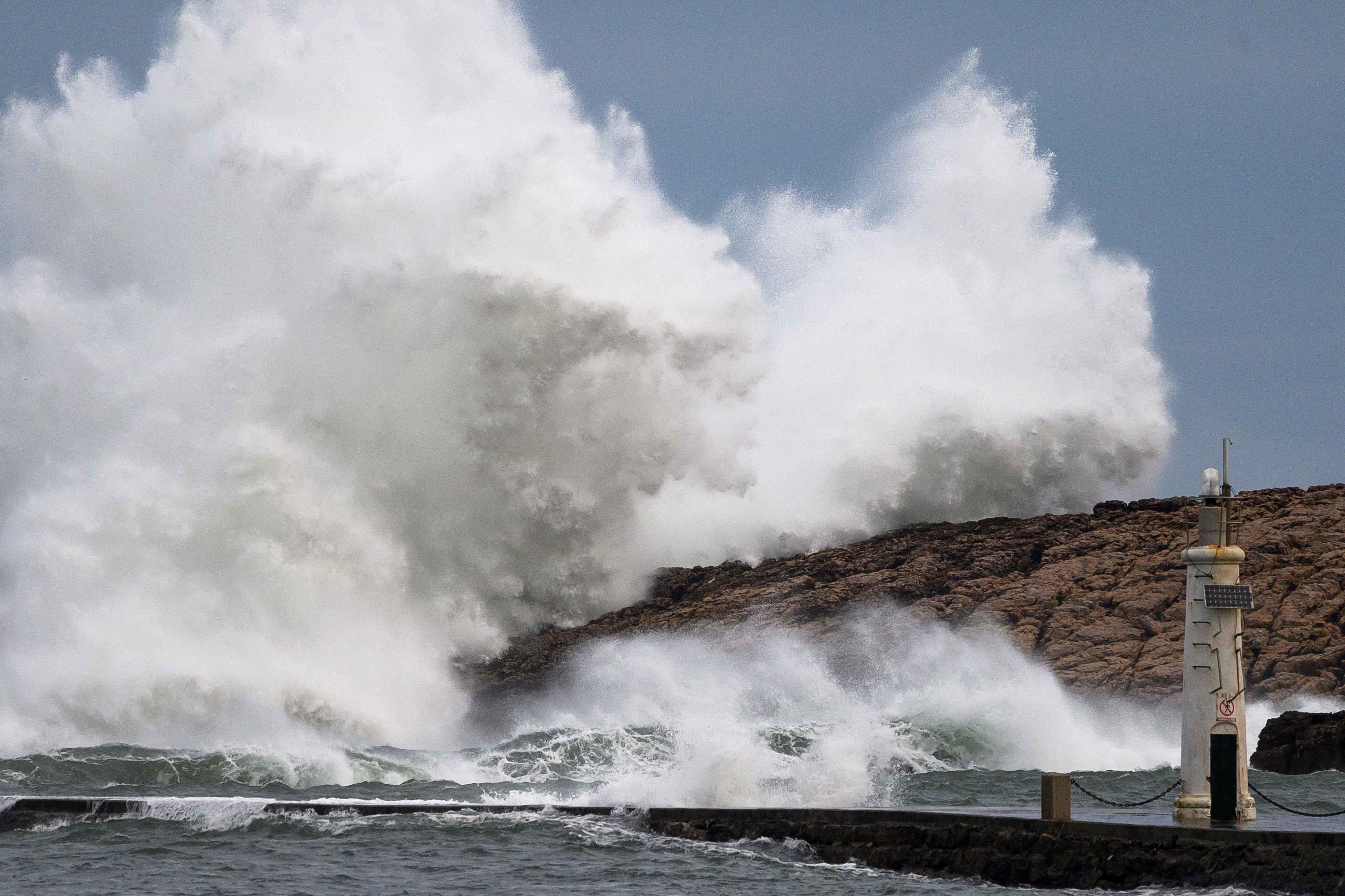 西班牙北部海域掀起巨浪 惊涛拍岸场面壮观