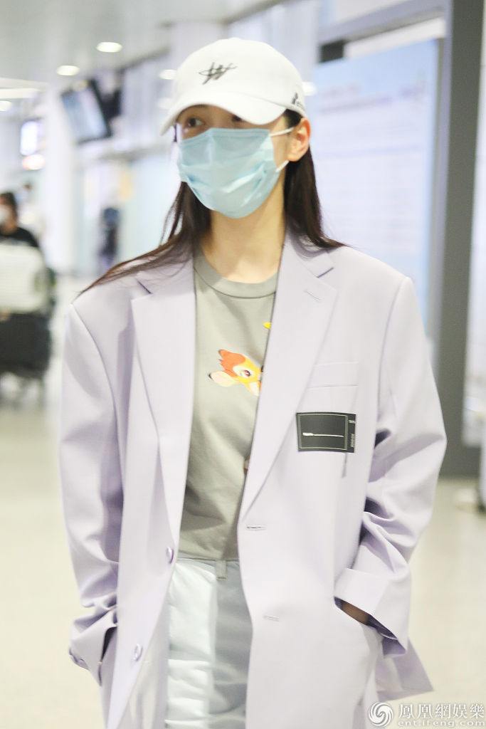 戴口罩遮面,似乎是素颜.景甜现身机场.