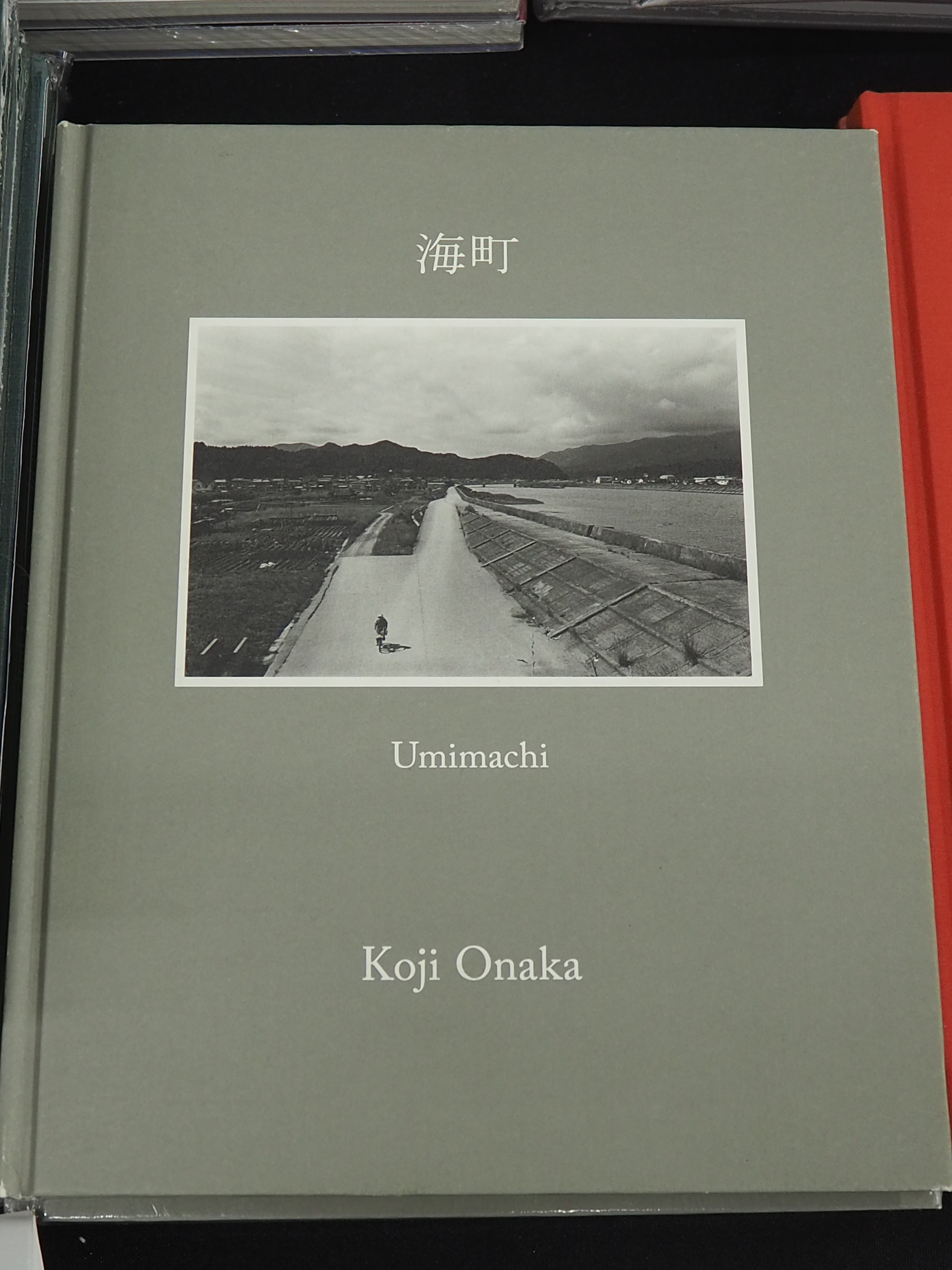 尾仲浩二的摄影集《海町》以下图片由澎湃新闻记者拍摄。