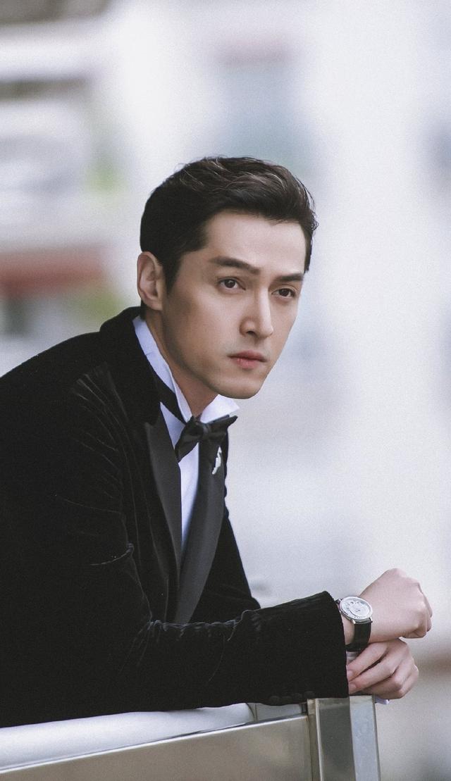 胡歌消失7个月后现身营业男神西装革履帅气逼人