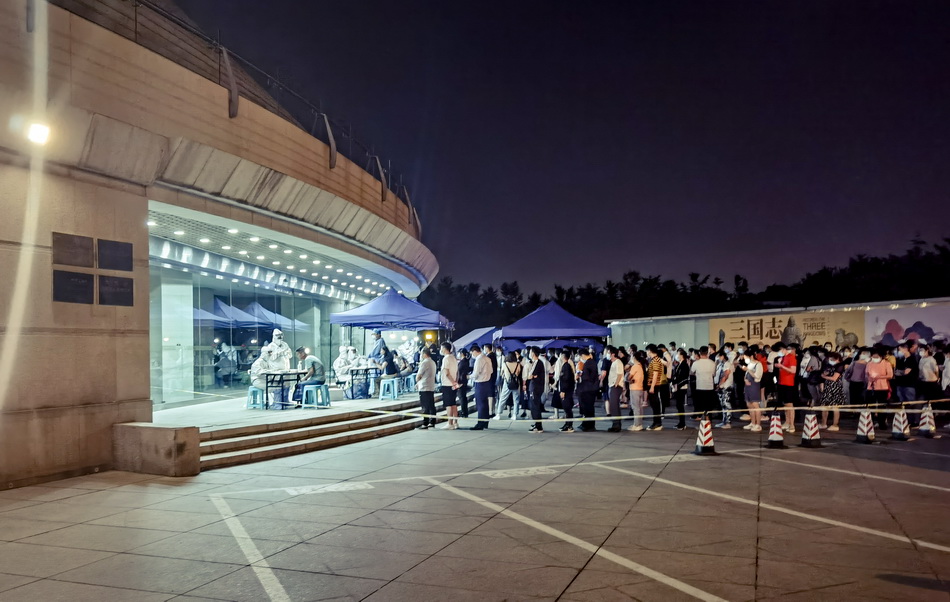 6月16日23点，北京市海淀区一处核酸检测点，市民排队参加核酸采样。刘帅冶/人民视觉 图