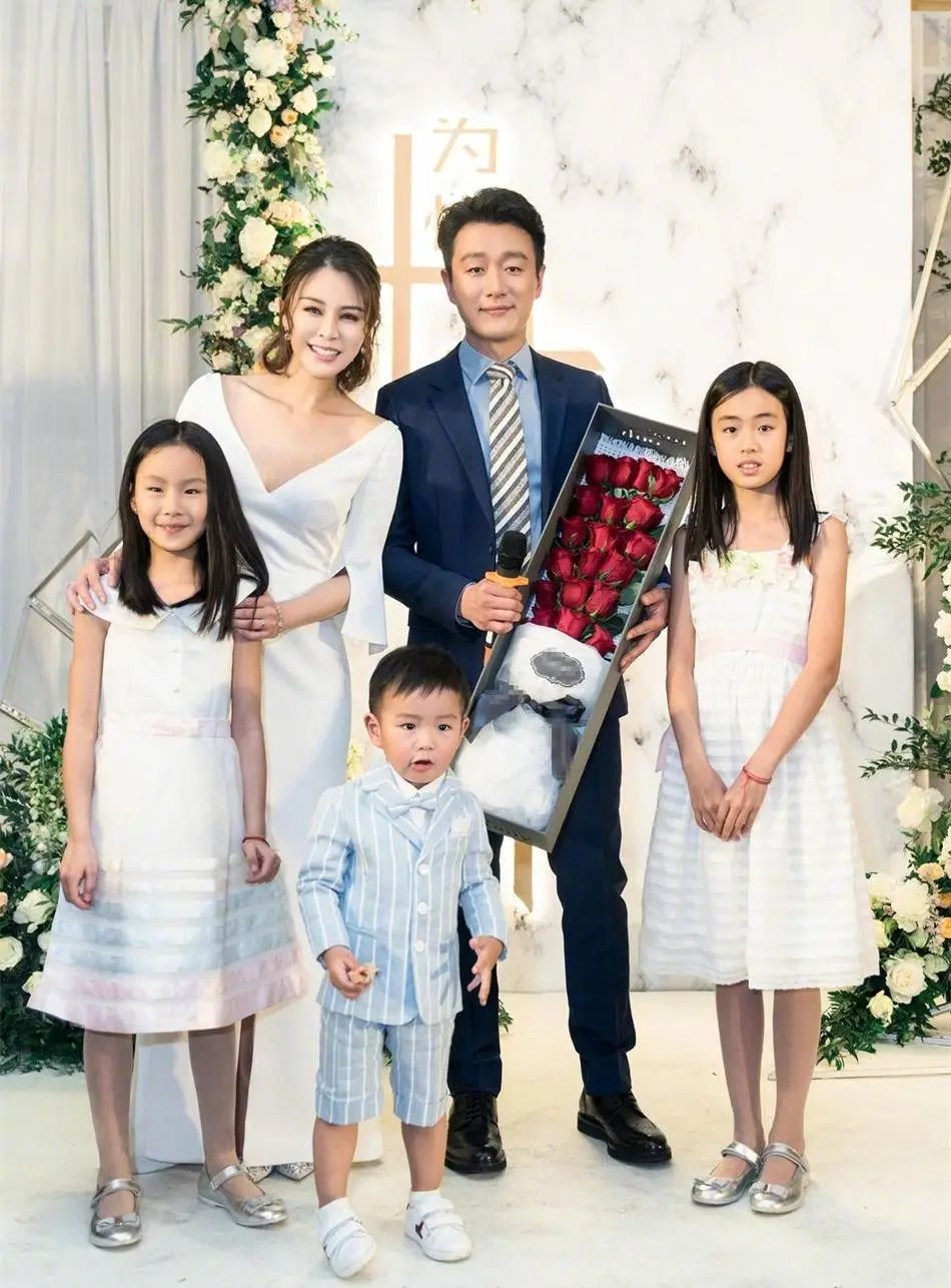 嫁给爱情的关悦真美一袭白裙知性优雅配微卷短发年轻10岁不止