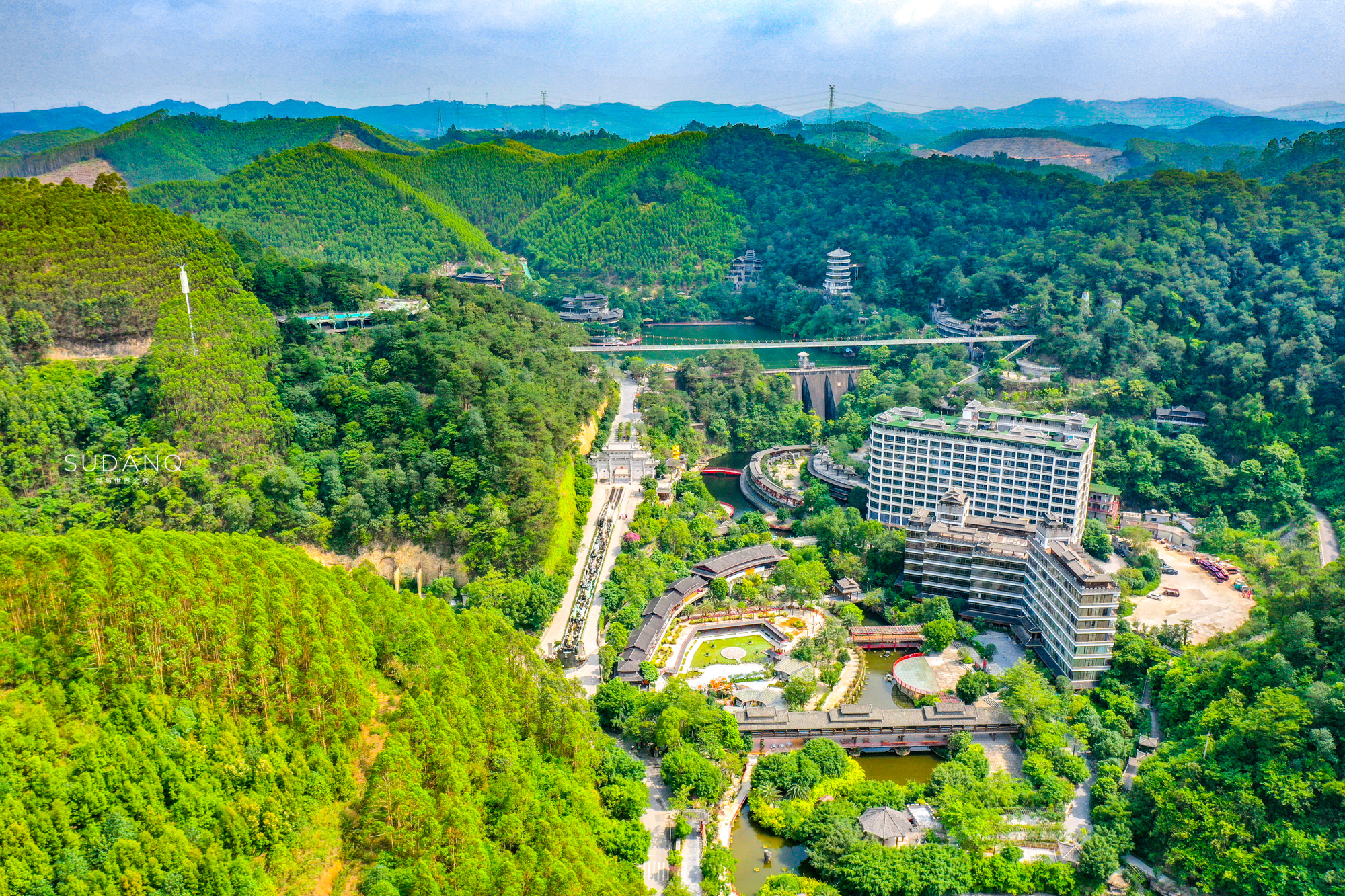 站在桥上,不仅峡谷风光尽收眼底,还能以独特的视角感受龙门水库之景.