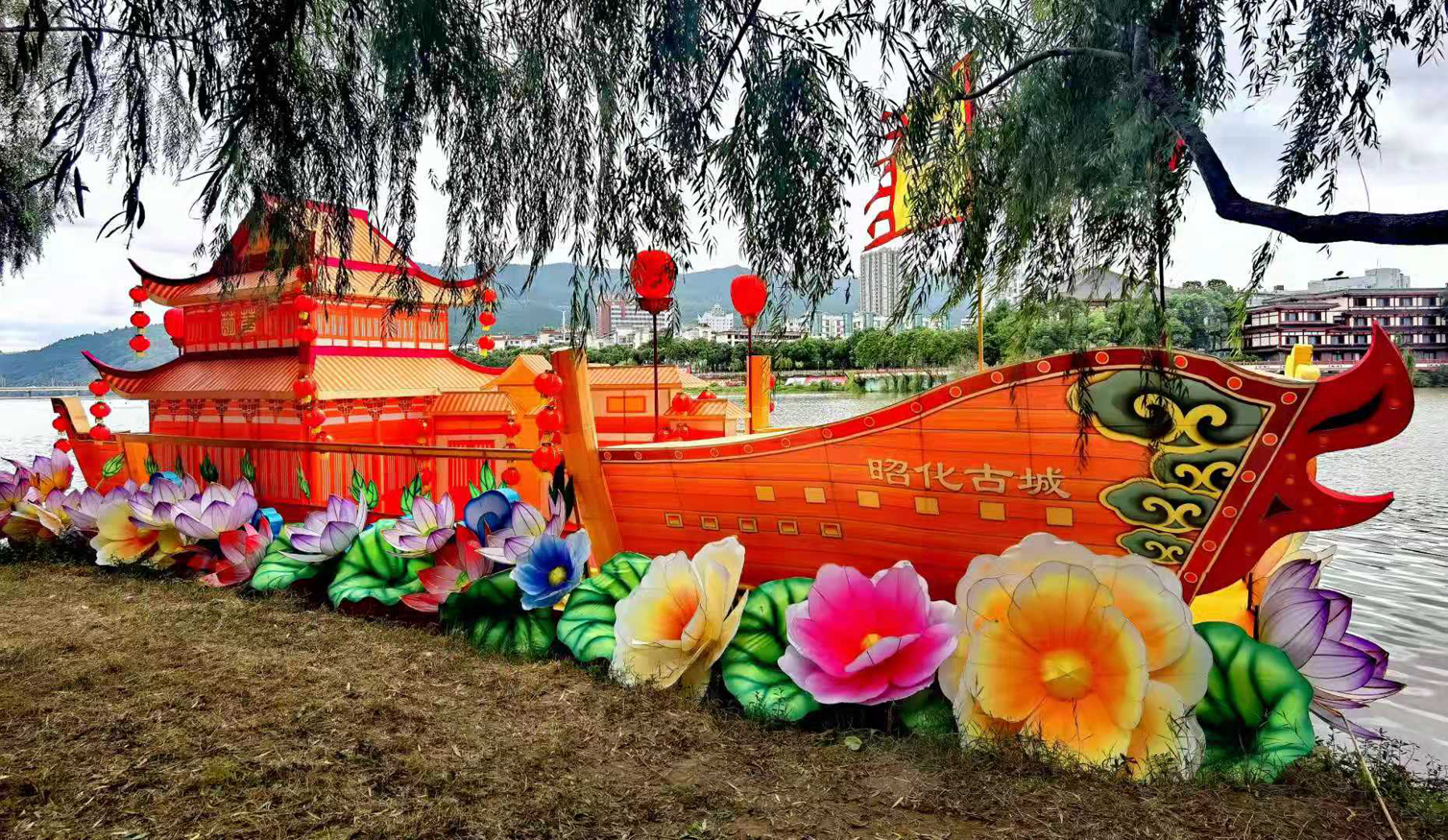 高清大图广元女儿节8只彩船游河湾你觉得哪只彩船最好看吗