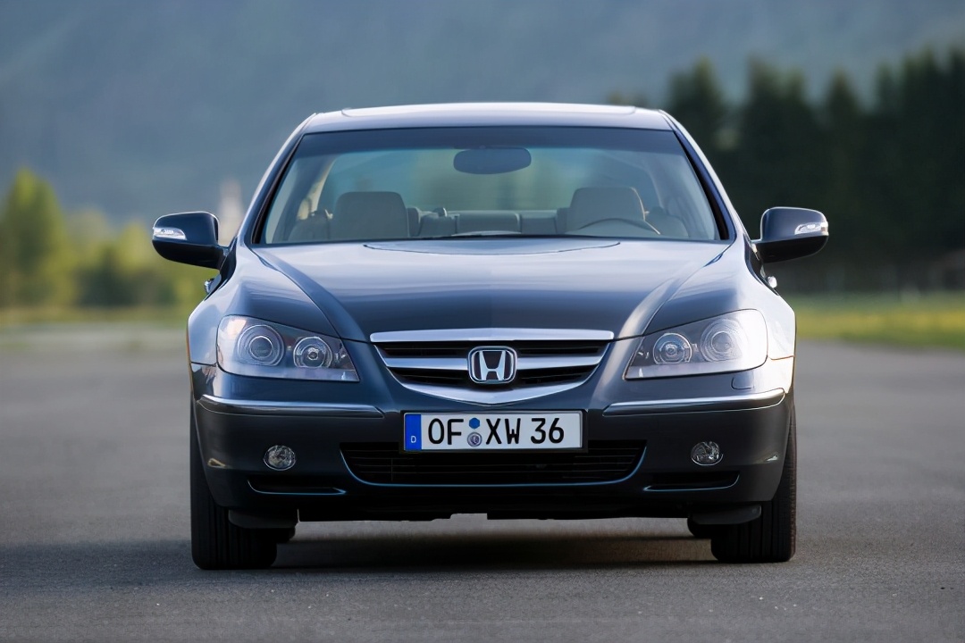 没落的日系三大旗舰车,本田里程,丰田皇冠,日产风雅你都认识吗