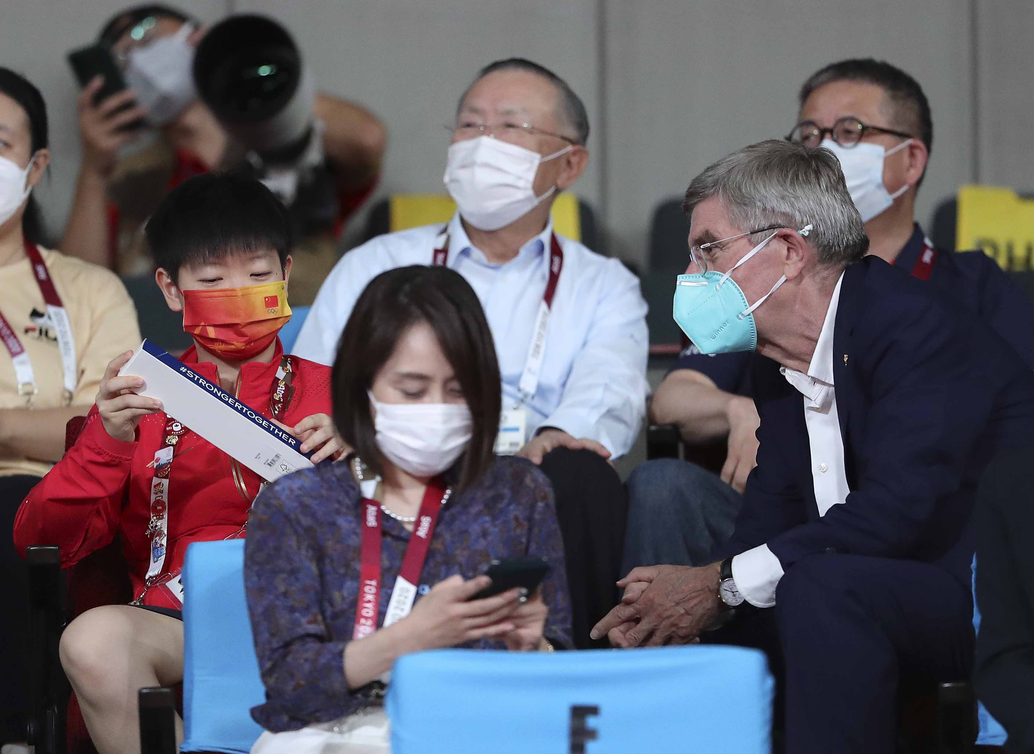 7月30日，国际奥委会主席巴赫（右一）和中国乒乓球选手孙颖莎（左一）到场观赛。新华社记者王东震摄