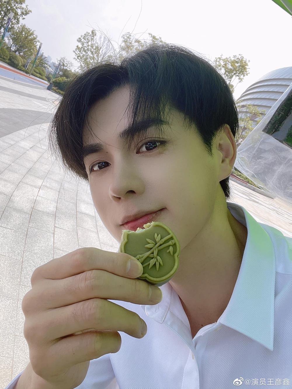 王彦鑫中秋晒月饼自拍 新剧《你是人间理想》热拍中__凤凰网