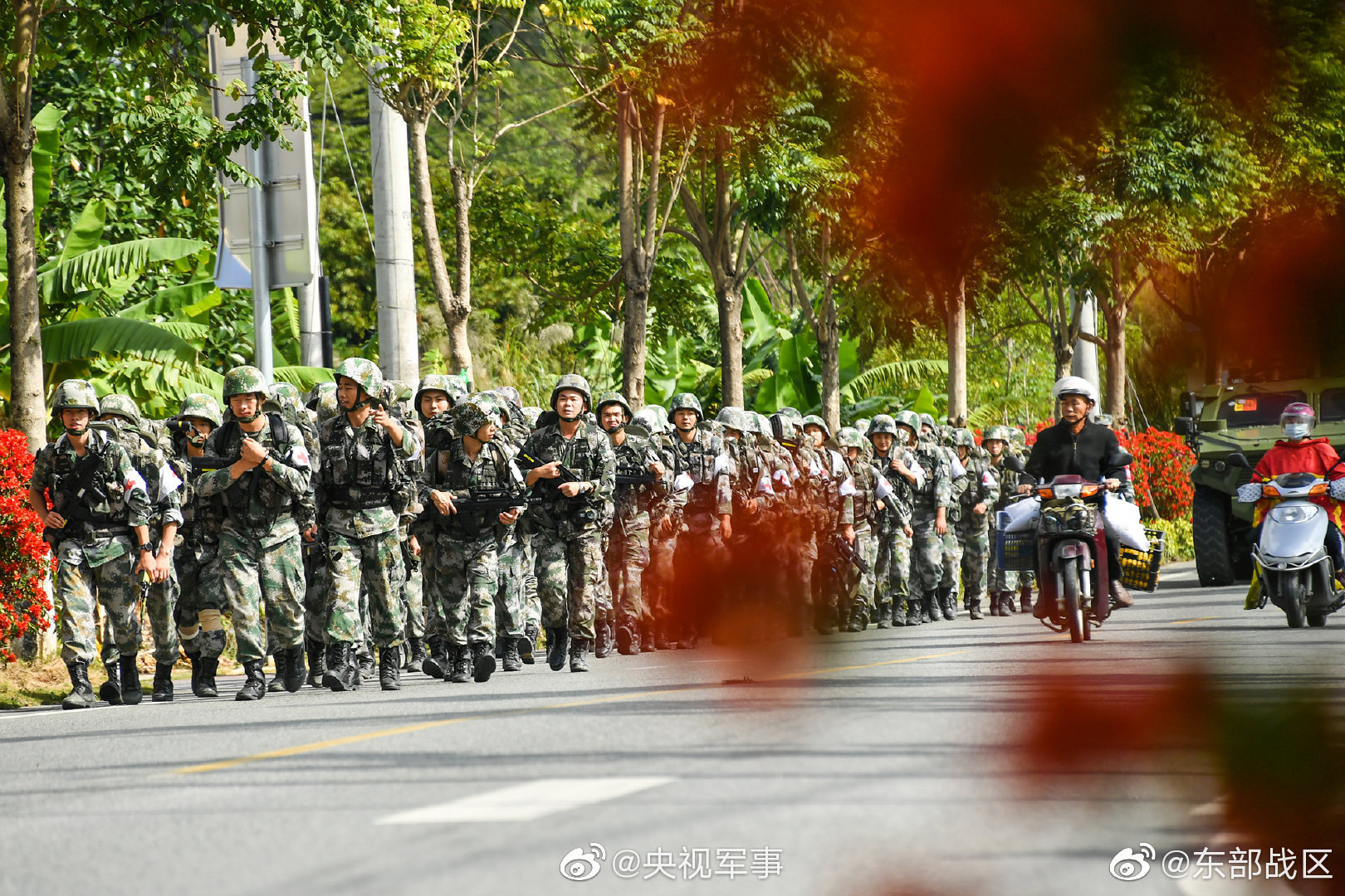 徒步行军、转移伤员、穿越障碍、投掷手雷……第73集团军某旅卫勤分队跨昼夜综合演练硬核展开!快来感受卫勤兵满满的“战斗力”。
