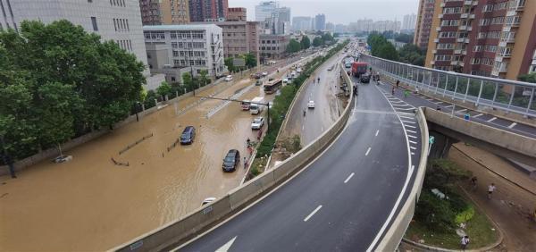 7月22日，郑州部分路段积水仍旧严重。郑子愚摄