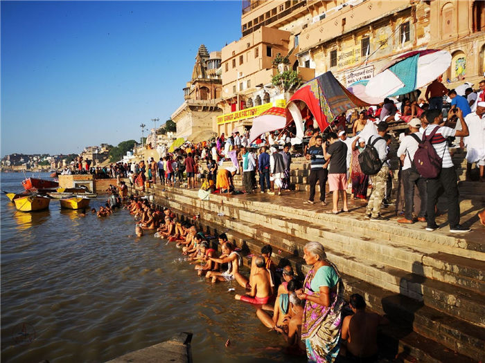 尽管恒河有浮尸,却阻挡不了恒河晨浴,甚至有人爱喝恒河水