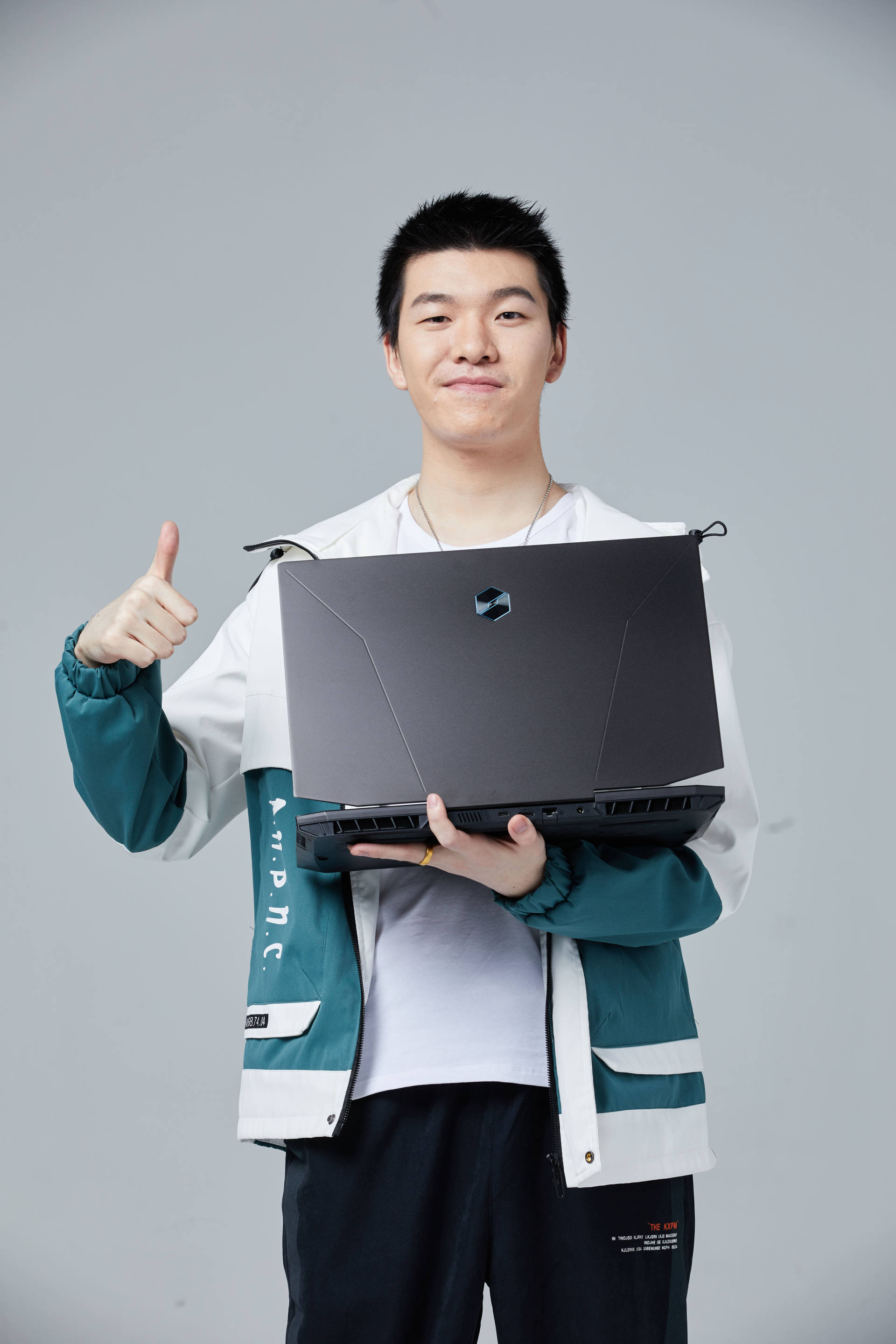 17shou正式成为amdx机械革命电竞体验官