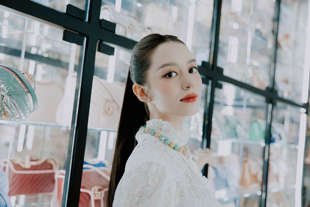 吉娜高马尾写真青春复古兼具 肌肤剔透唇红齿白美貌会发光