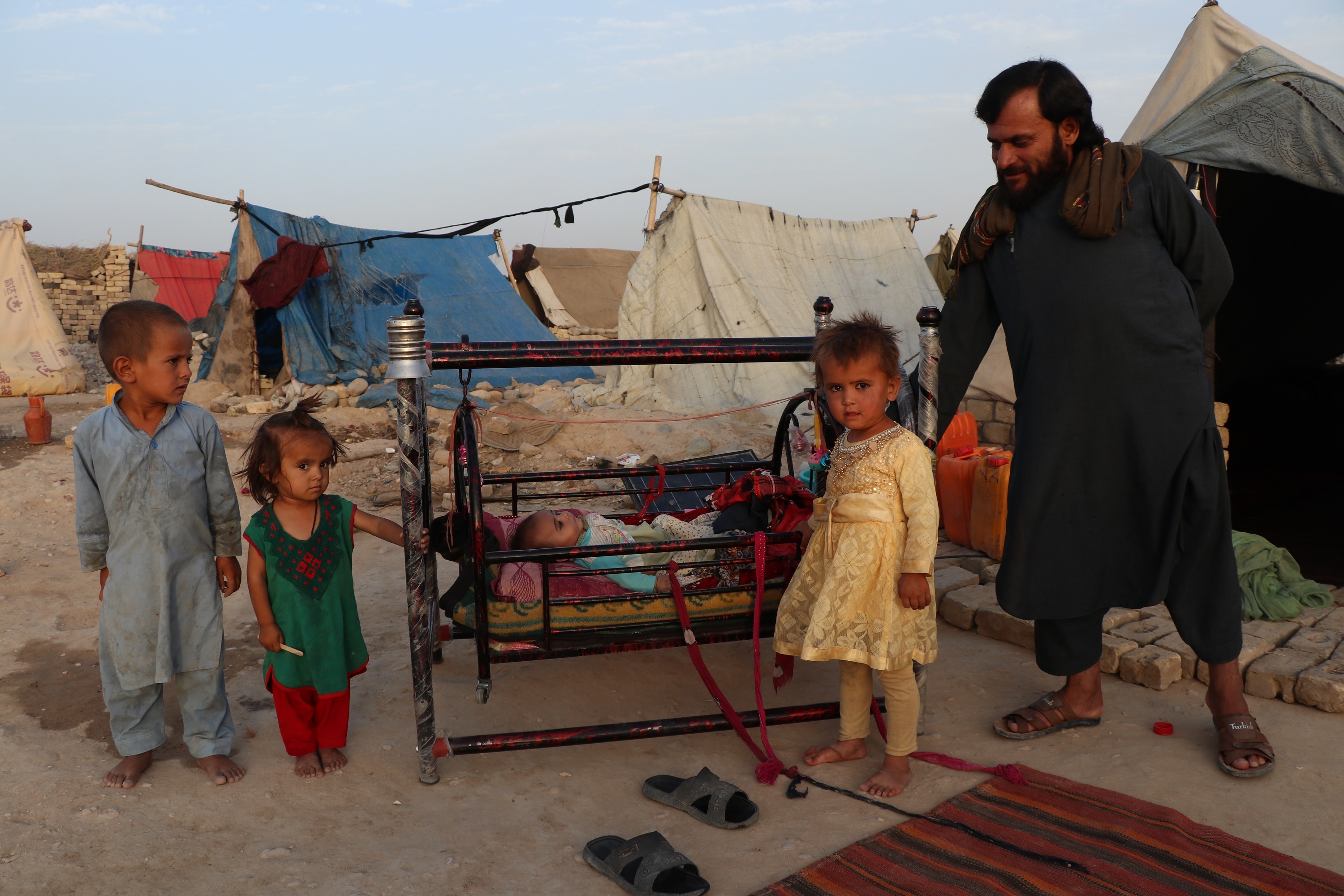 ▲7月31日，阿富汗马扎里沙里夫一处临时营地的难民们。由于连年战乱，阿富汗很多家庭流离失所，只能栖身于条件简陋的临时营地中。图/新华社