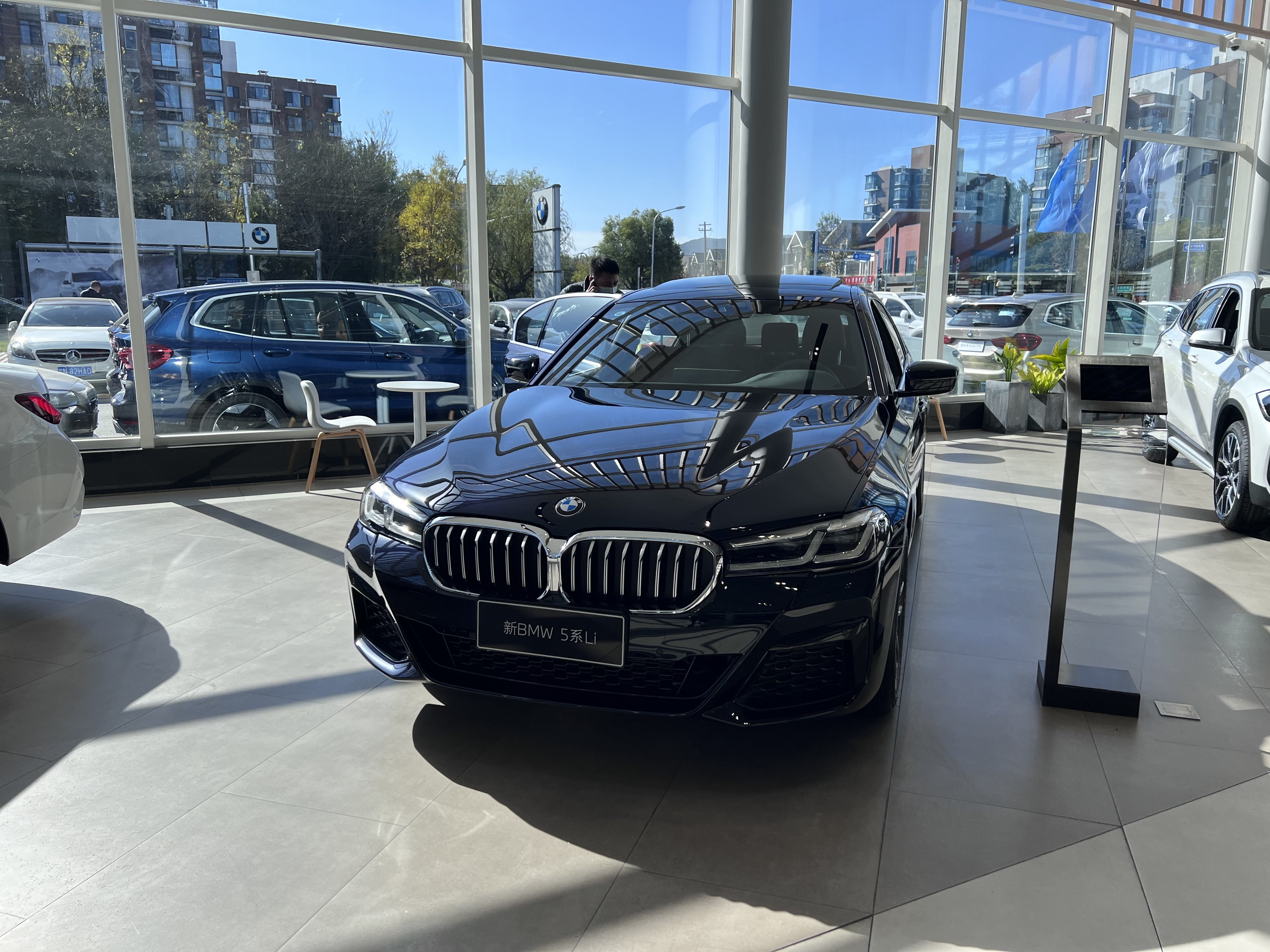 2022款宝马5系到店货源紧张优惠14万