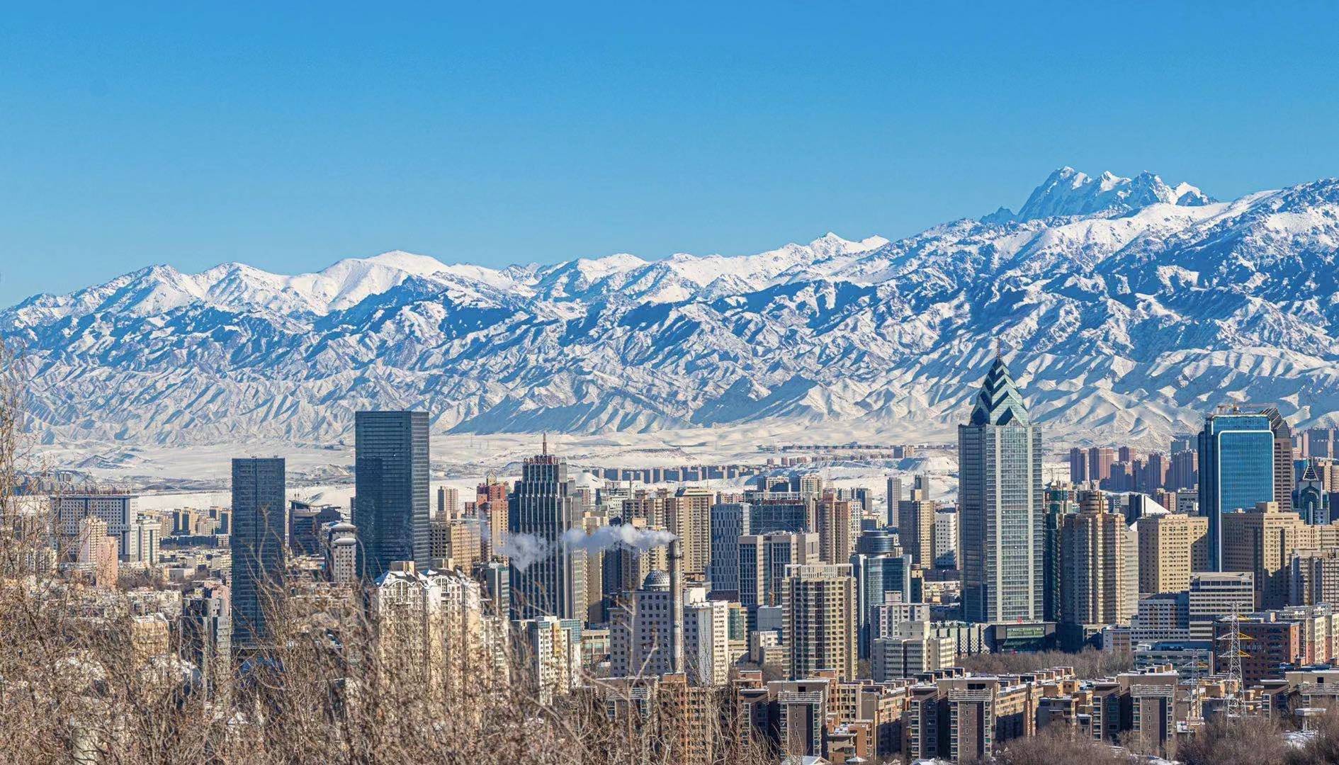 乌鲁木齐南面雪山环绕,北部平原开阔,东面有东天山最高峰博格达峰.