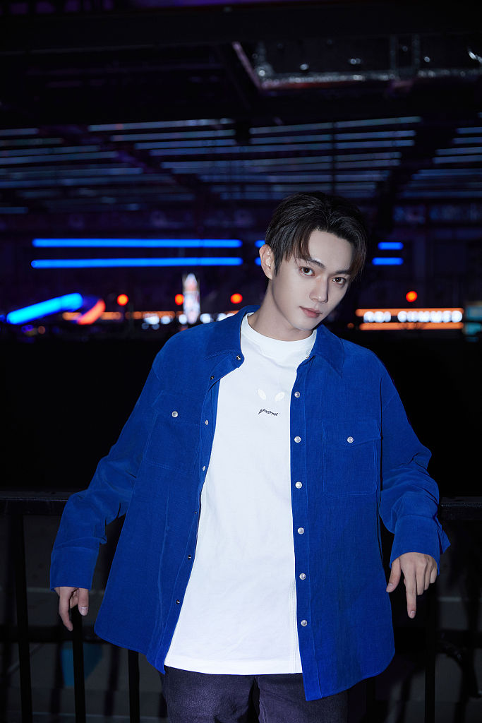 许凯蓝色丝绒外套尽显绅士气质 微露额头眼神撩人氛围感满满_凤凰网