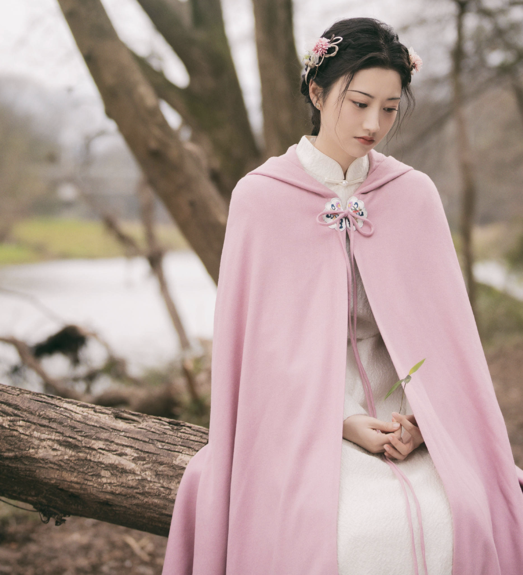 白色旗袍搭配粉淡粉色外衣,低头哀伤的表情,真我见犹怜,都有点儿87版