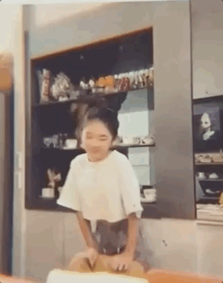 曹格为11岁女儿庆生 Grace眼神灵动颜值逆袭