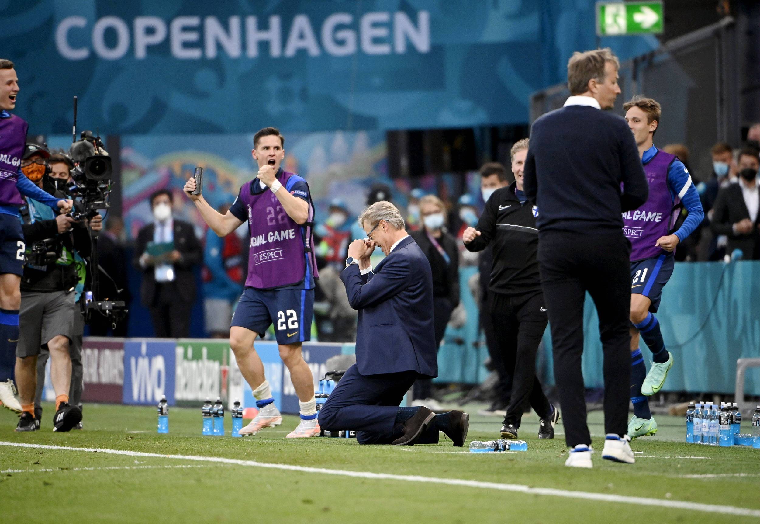 马库·卡内尔瓦跪地挥拳庆祝。