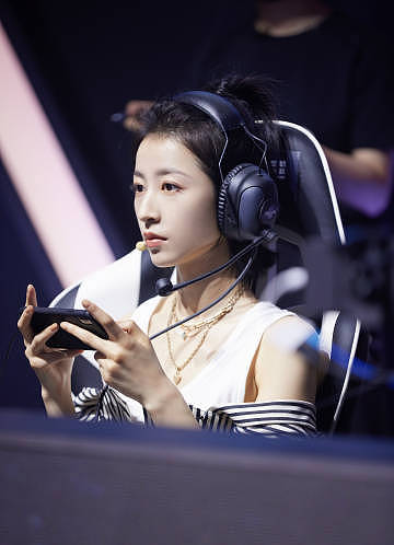 周雨彤变甜酷范电竞少女会玩的英雄被禁感叹全没了