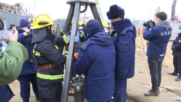 栖霞爆炸事故现场:救援人员为井下被困人员投放腊八粥