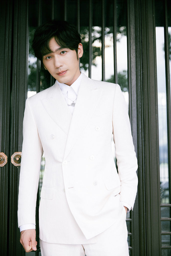 白宇立秋大片清韵素雅 着白西装置身山水气质卓然