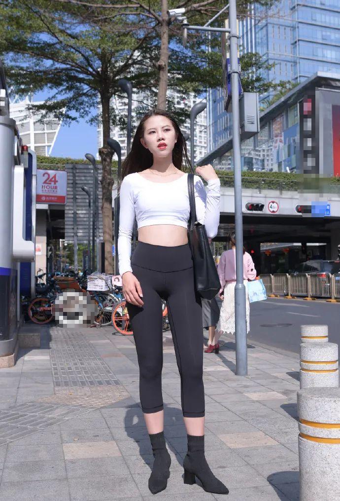 街拍:打底裤配紧身t恤,散发出别样魅力