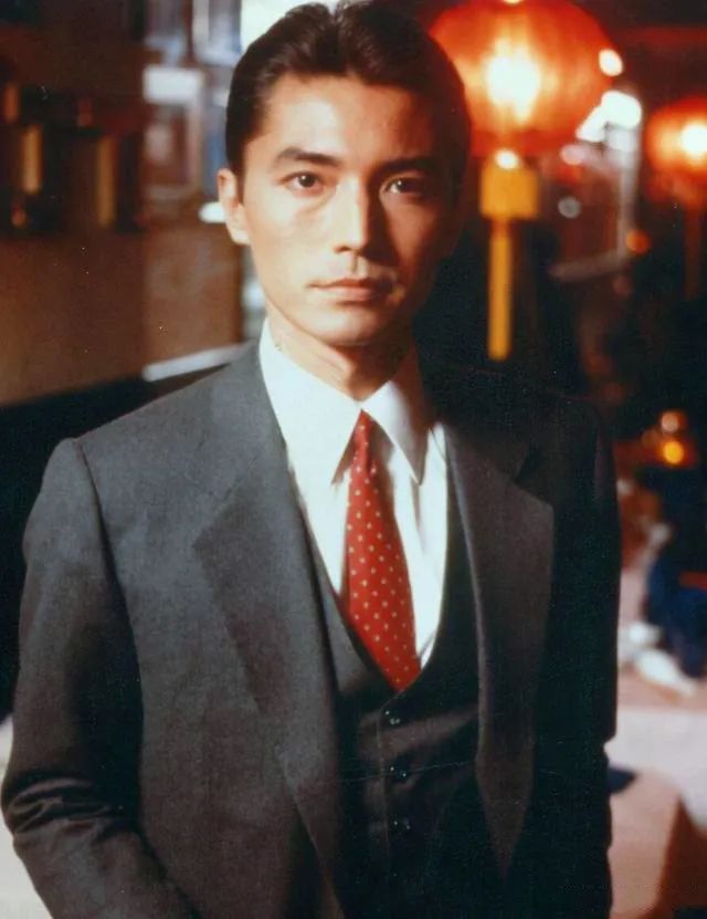 被称"亚洲第一美男"的尊龙,他的盛世美颜,越看越迷人!__凤凰网