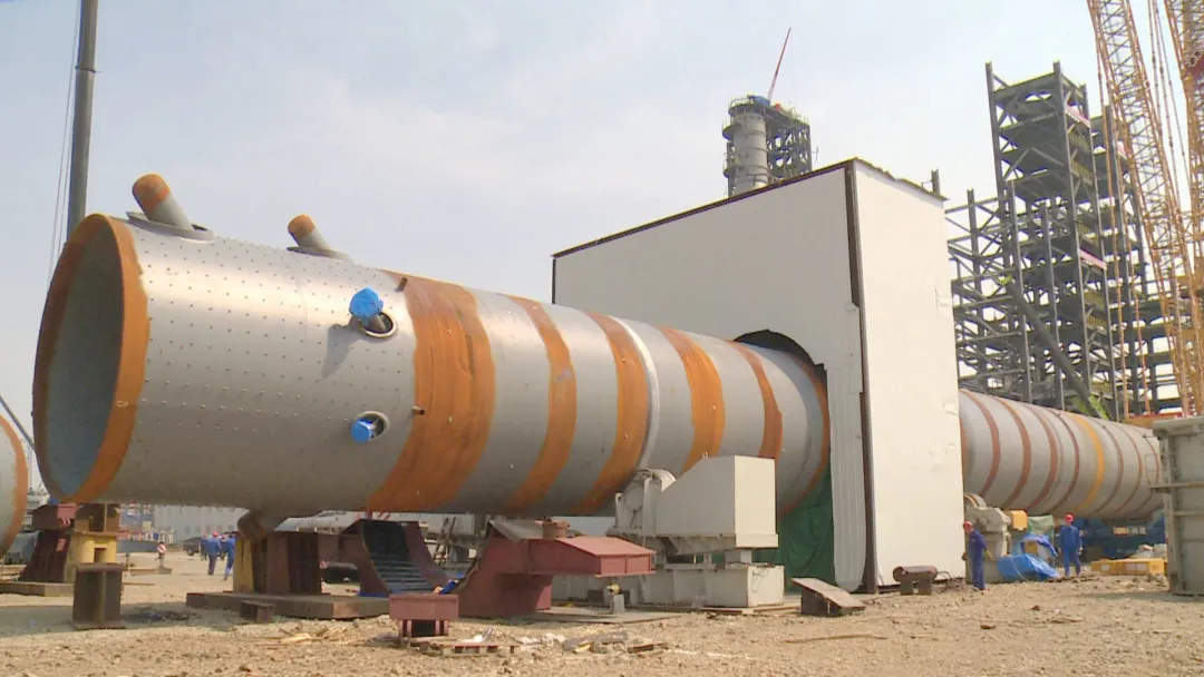 兰石重装移动工厂完成三台大型锻焊式悬浮床加氢反应器现场制造