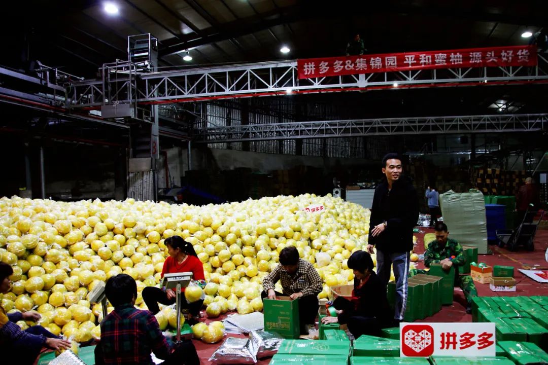 去年，陈宗佑的店铺日销量超过3万单，每天都有上百位工人在仓库中忙碌。（摄影 老俞）