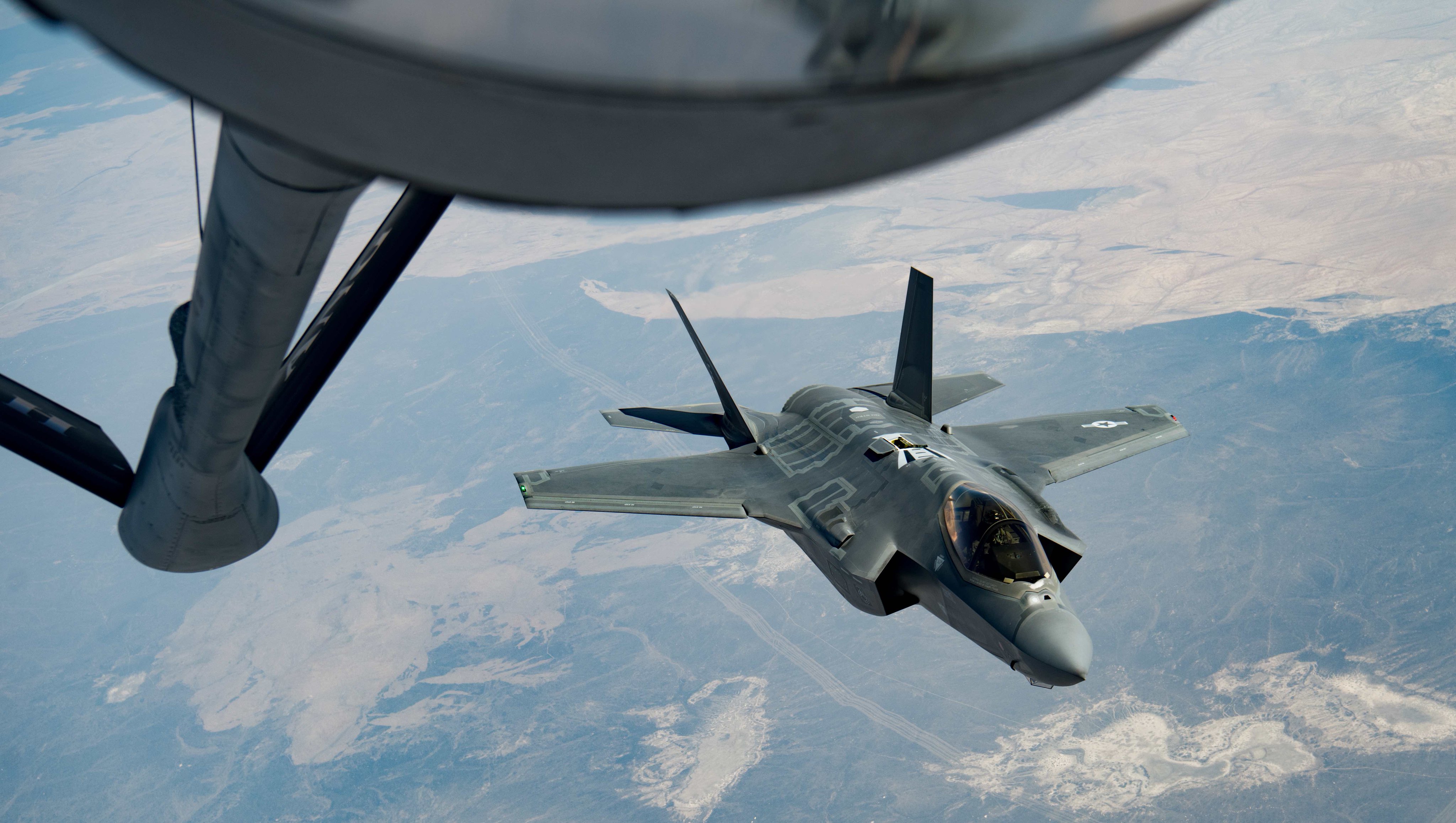 美军首次部署25架f-22战机到亚太,群狼战术围中国,不怕被团灭?