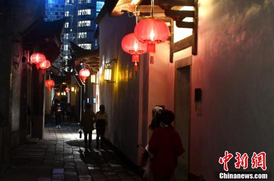 图为游客在三坊七巷游览。 吕明 摄