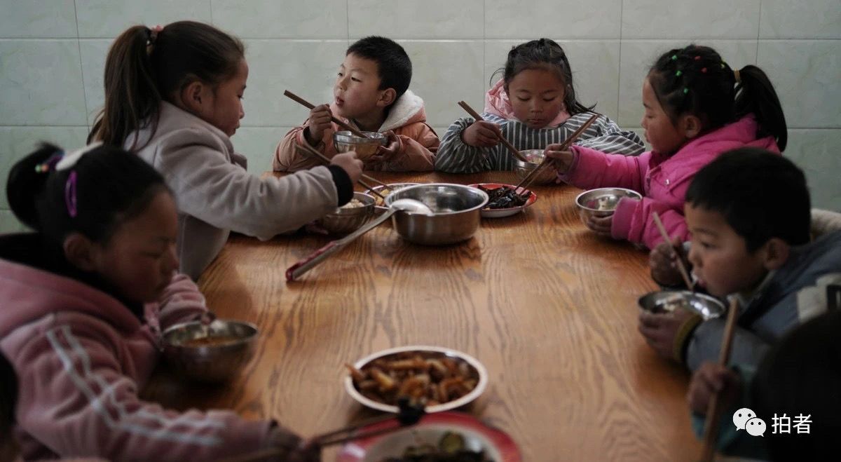 △ 孩子们在学校每天有一定的肉食摄入，保证了营养。村民说，孩子们在学校吃的，要比在家里吃的好。
