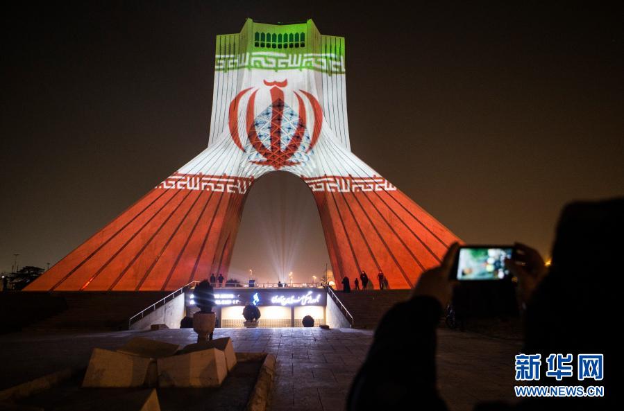 这是1月1日在伊朗首都德黑兰举行的苏莱曼尼遇难周年悼念活动上拍摄的地标建筑自由塔。新华社发（艾哈迈德·哈拉比萨斯摄）
