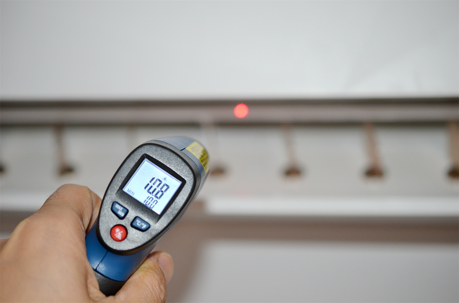 制冷模式下,等待10分钟,用测温计查看空调出风口温度为10.