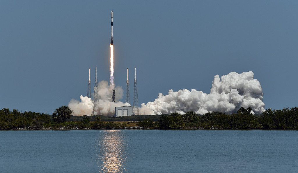 技术公司spacex使用"七手"猎鹰9号火箭将第24批60颗星链卫星送入轨道