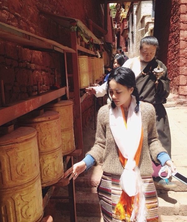 王菲被曝亿元豪宅摆2米高佛像 疑现场照流出