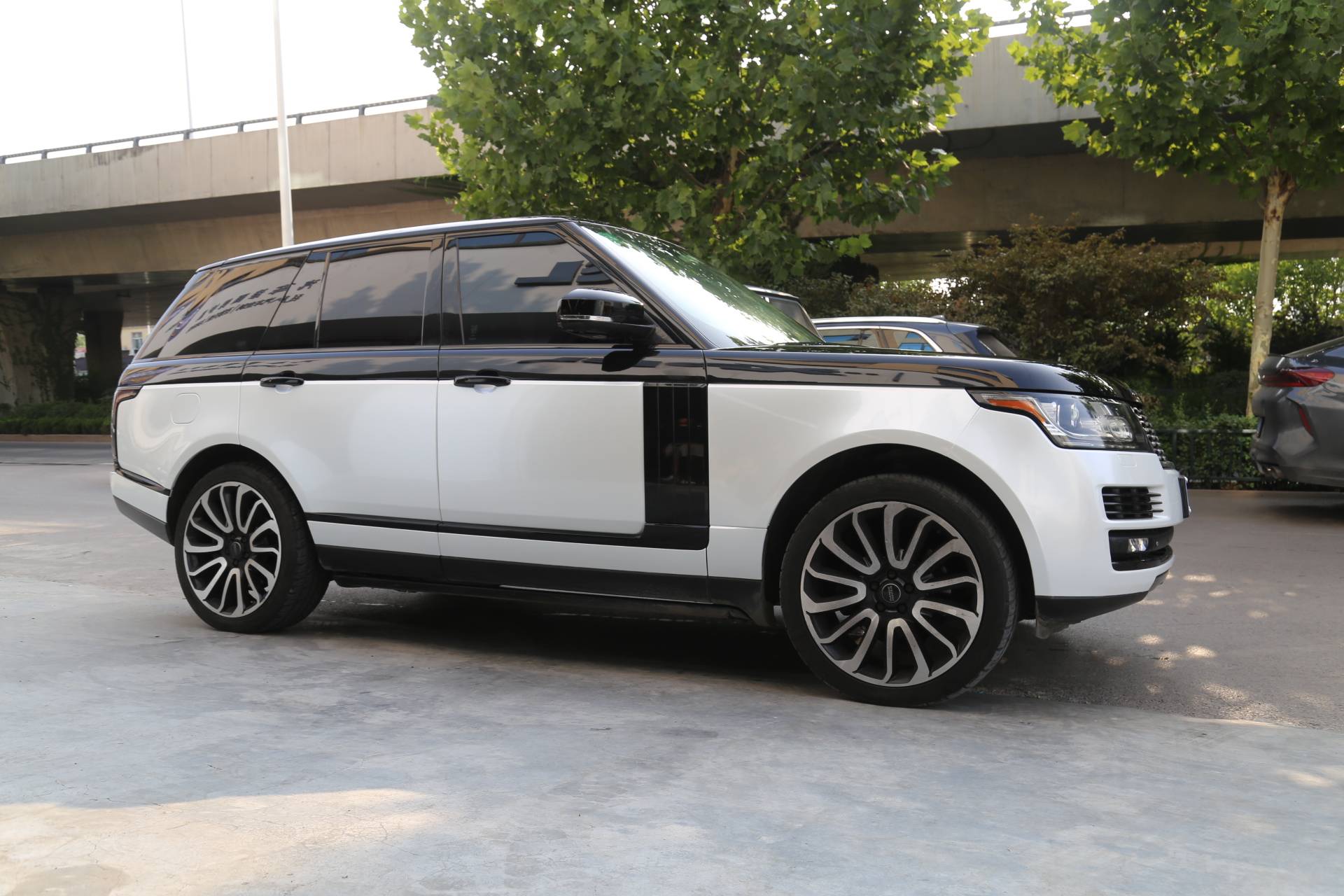 路虎的经典黑白双拼色果然好看,贴完立马像变了一辆车.