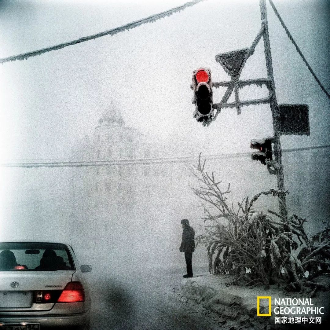 在西伯利亚的雅库茨克，一个孤独的身影站在街角。在这种极端的气温下，摄影师Steeve Luncker一次只能拍摄15分钟，之后相机就会上冻，胶卷也会有冻裂的风险。