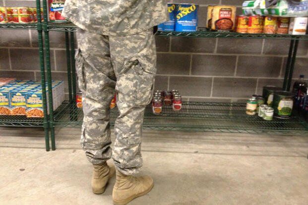 一名美军士兵在采购食物 资料图