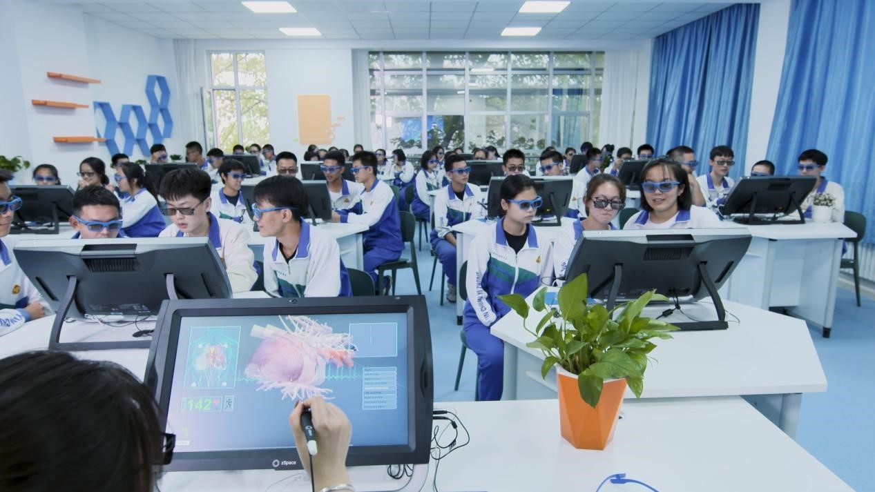 2021年4月，银川一中学生在VR教室上课。