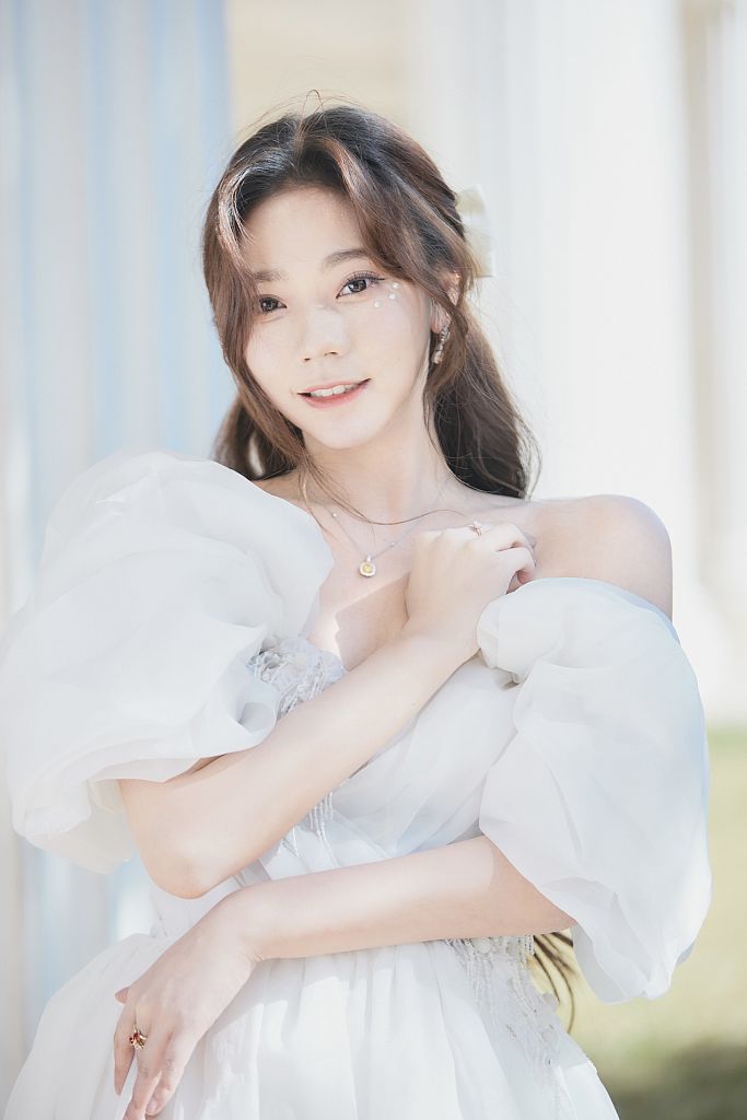 张紫宁白色纱裙梦幻美若公主点缀珍珠泪更显眼眸楚楚动人