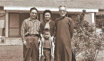 1960年,胡适(右一)与长子胡祖望、儿媳曾淑昭、孙子胡复在一起