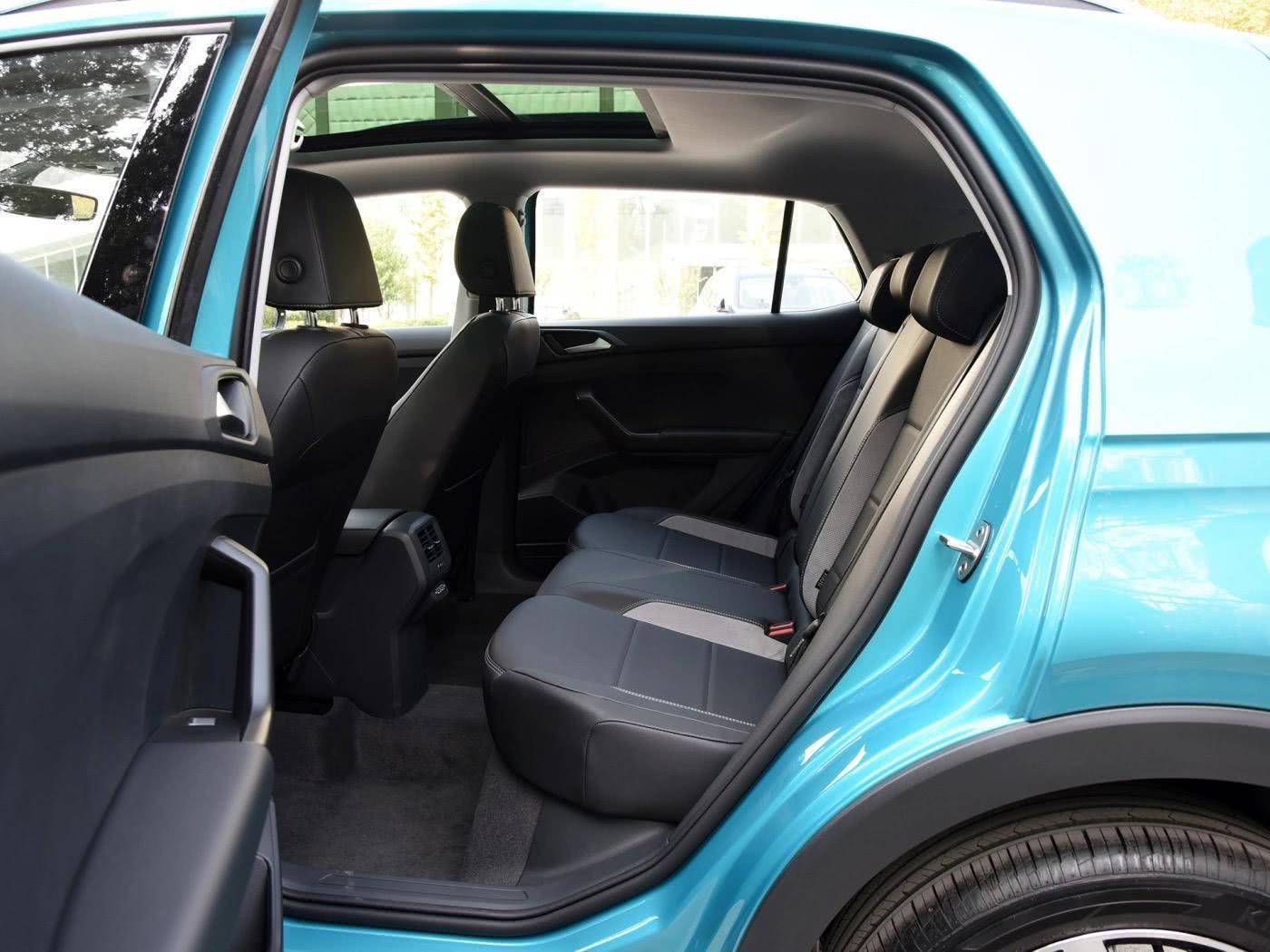 捷达vs7的后排空间可以用奢侈来形容,毕竟这是一台中型suv,无论是腿部