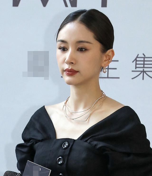 王子文身材真好,穿黑色裤装秀蛮腰和大长腿,生图也是很漂亮