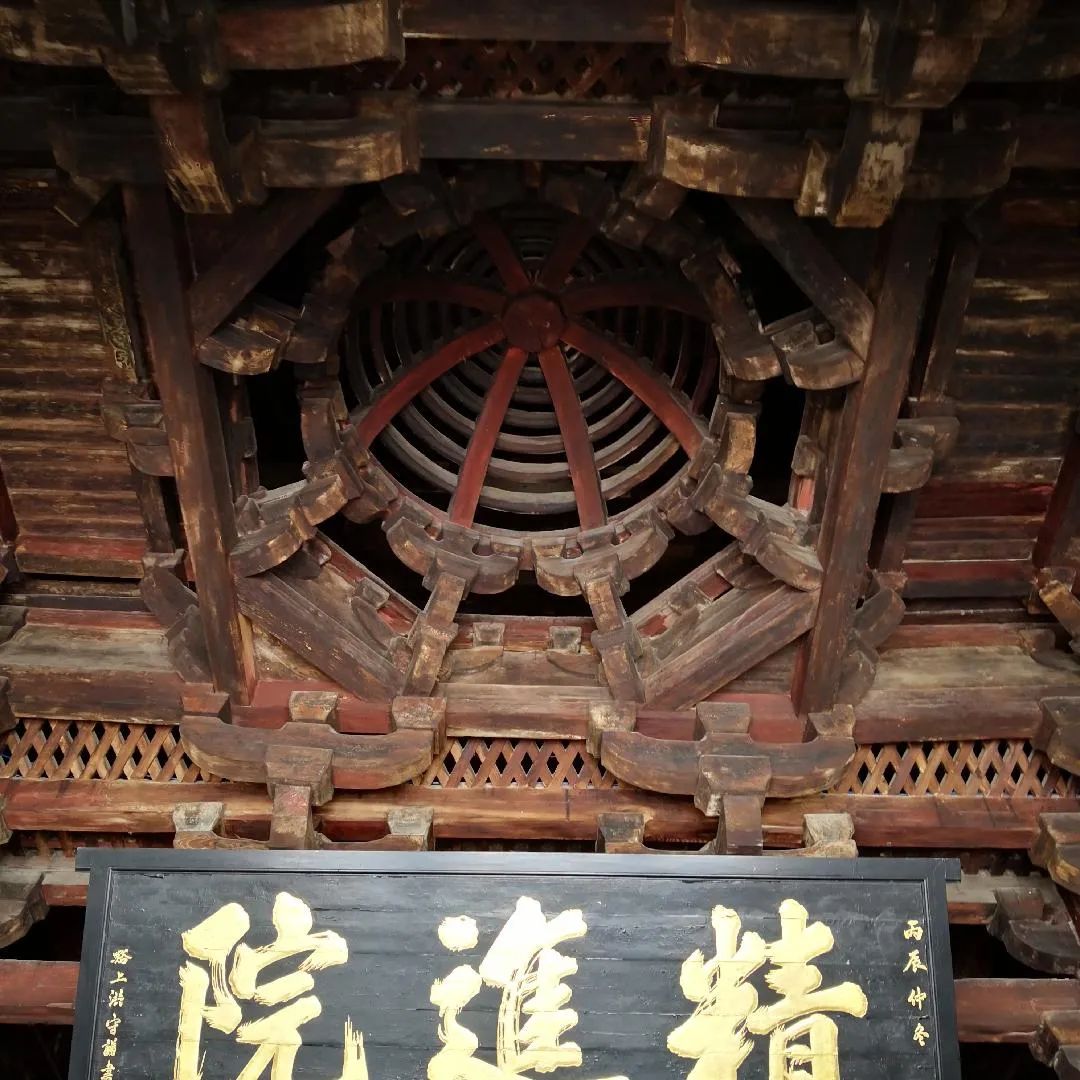 然而当他们进入大雄宝殿后,立刻震惊了,包裹在大殿内部的结构与外观极