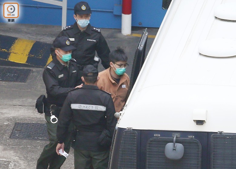 正在监狱服刑的黄之锋1月7日被押上囚车。图自香港“东网”